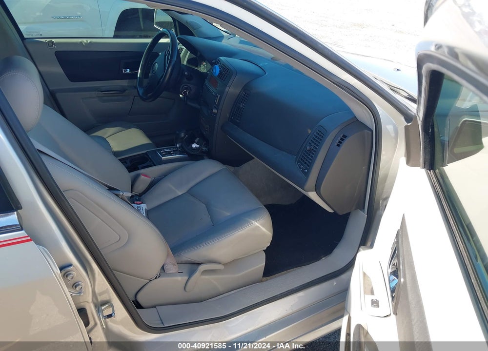 2005 CADILLAC SRX V6 VIN: 1GYEE637250111055