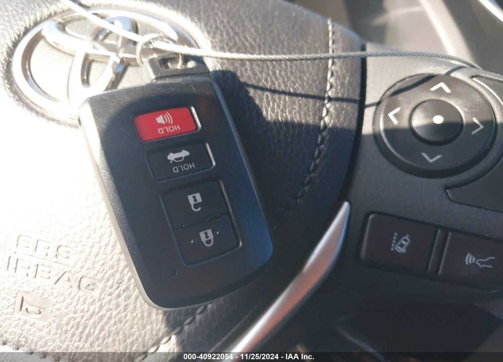2018 TOYOTA COROLLA XLE VIN: 5YFBURHE2JP768524