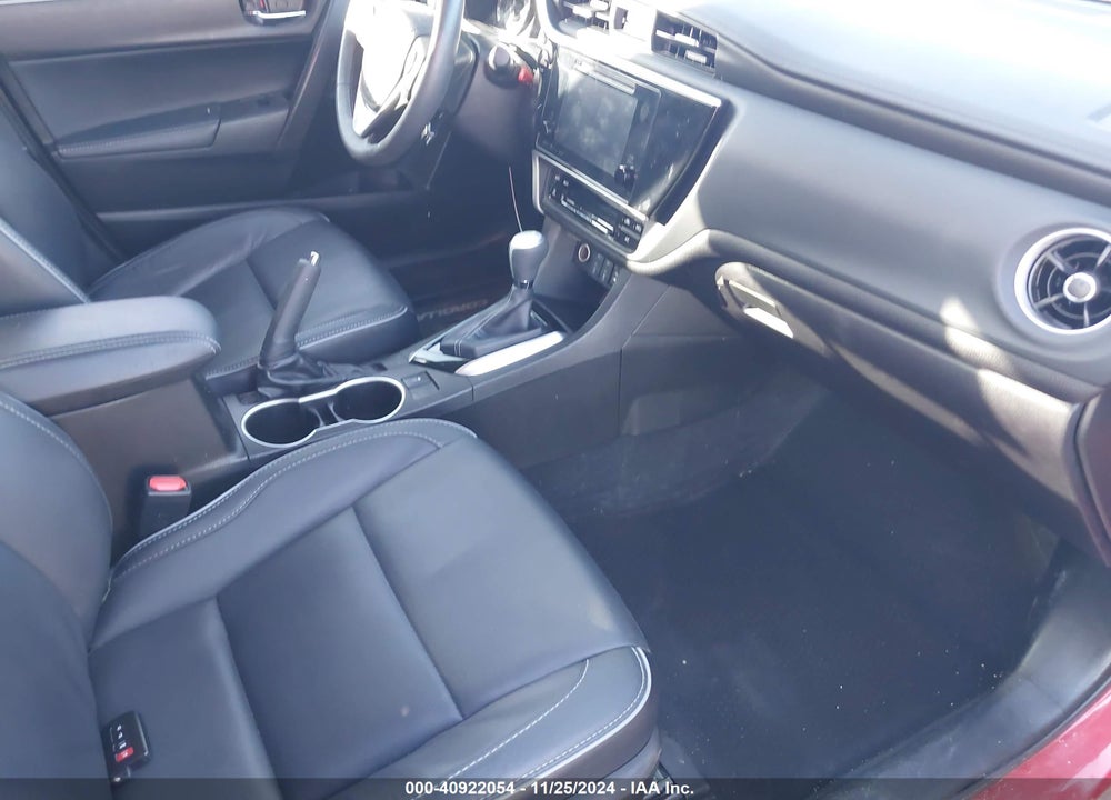 2018 TOYOTA COROLLA XLE VIN: 5YFBURHE2JP768524