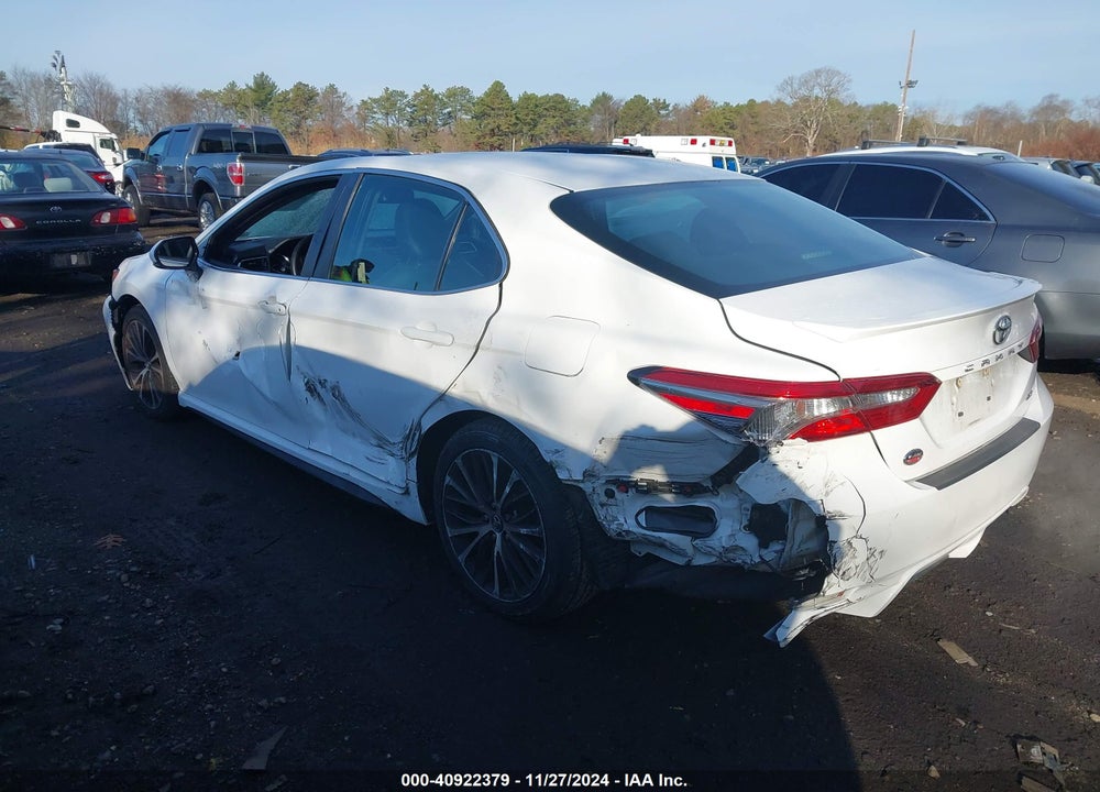2018 TOYOTA CAMRY SE VIN: 4T1B11HK2JU123290