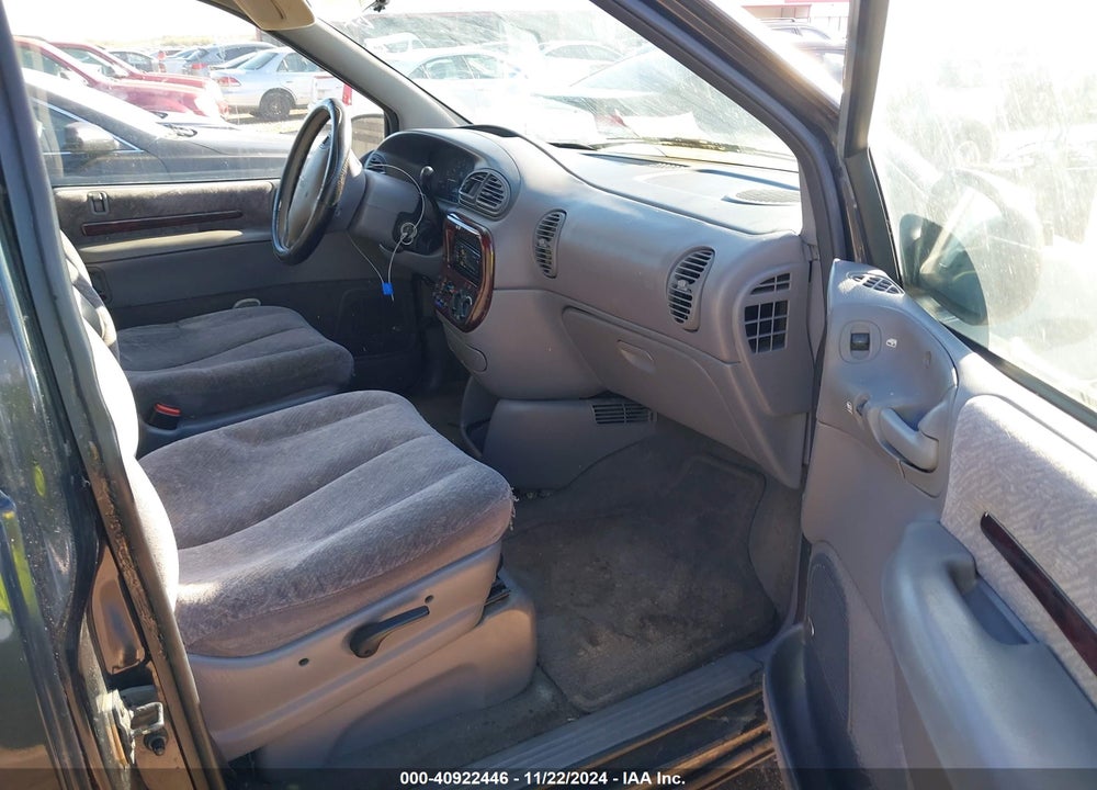 2000 CHRYSLER TOWN & COUNTRY LX VIN: 1C4GP44G7YB743828