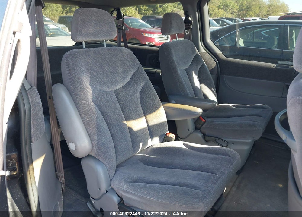 2000 CHRYSLER TOWN & COUNTRY LX VIN: 1C4GP44G7YB743828