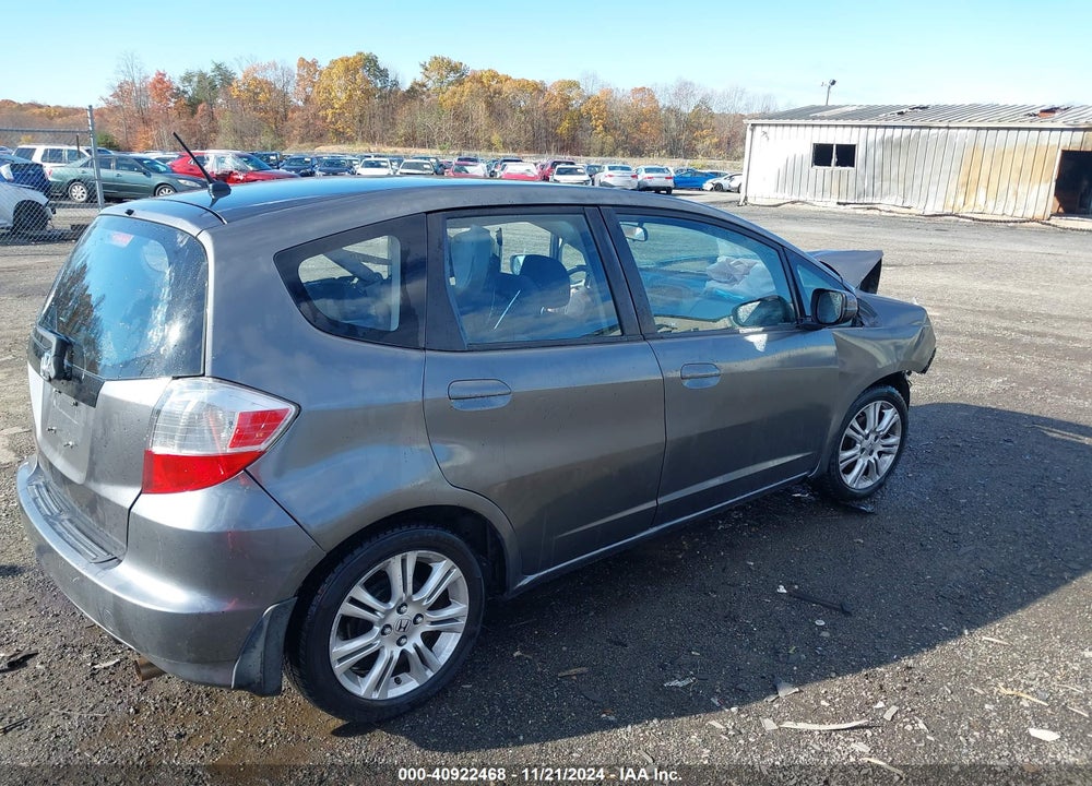 2013 HONDA FIT VIN: JHMGE8H31DC058229