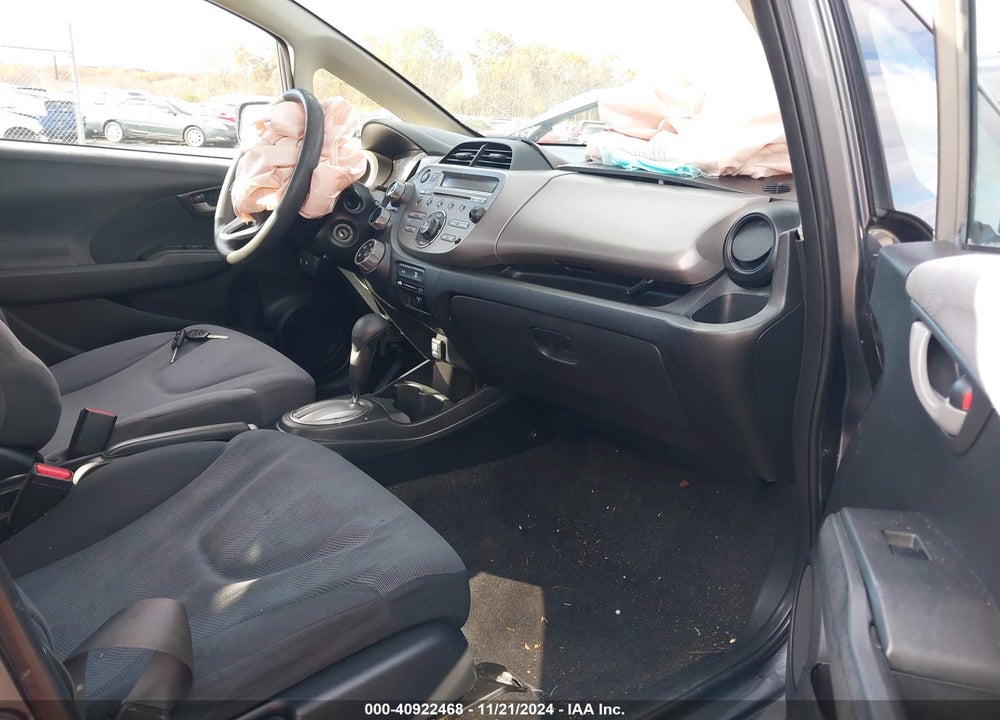 2013 HONDA FIT VIN: JHMGE8H31DC058229