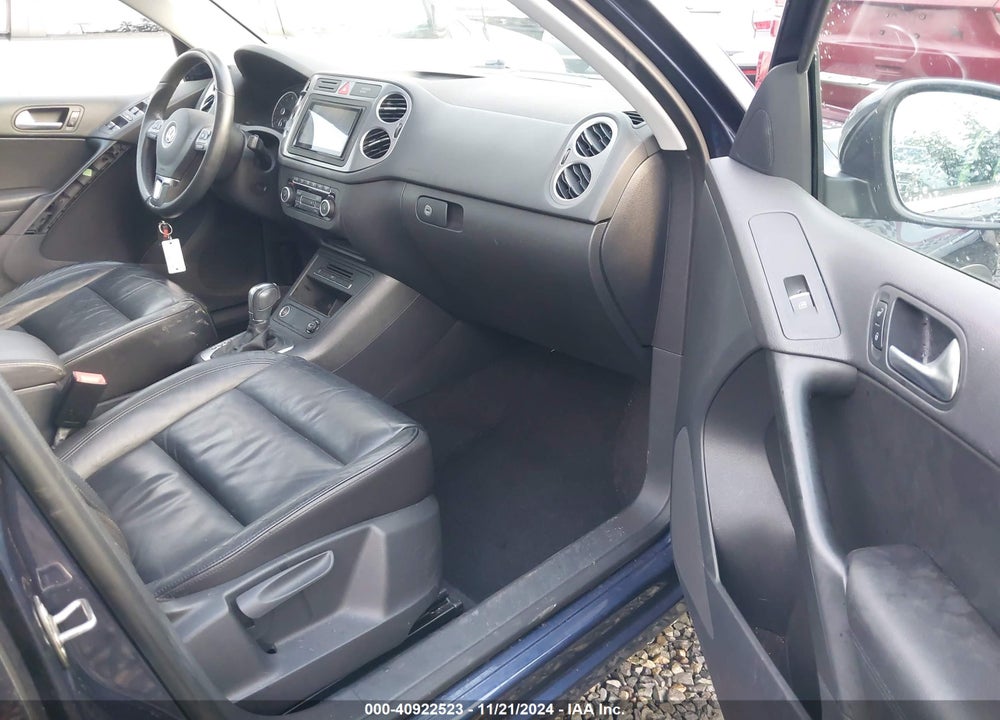 2011 VOLKSWAGEN TIGUAN SEL VIN: WVGBV7AX7BW559541