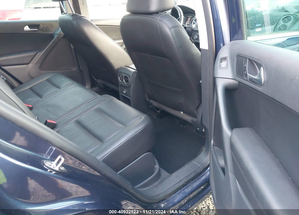 2011 VOLKSWAGEN TIGUAN SEL VIN: WVGBV7AX7BW559541
