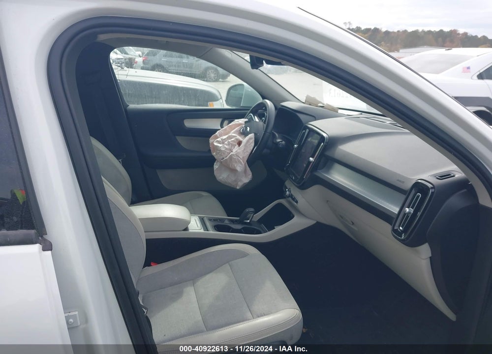 2020 VOLVO XC40 T4 MOMENTUM VIN: YV4AC2HKXL2286748