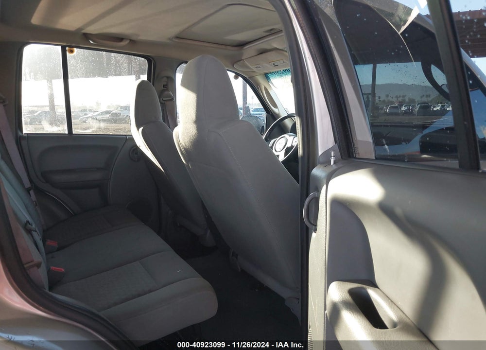 2005 JEEP LIBERTY SPORT VIN: 1J4GL48KX5W592198