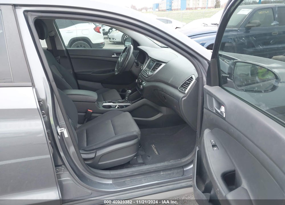 2017 HYUNDAI TUCSON SPORT VIN: KM8J33A2XHU281589