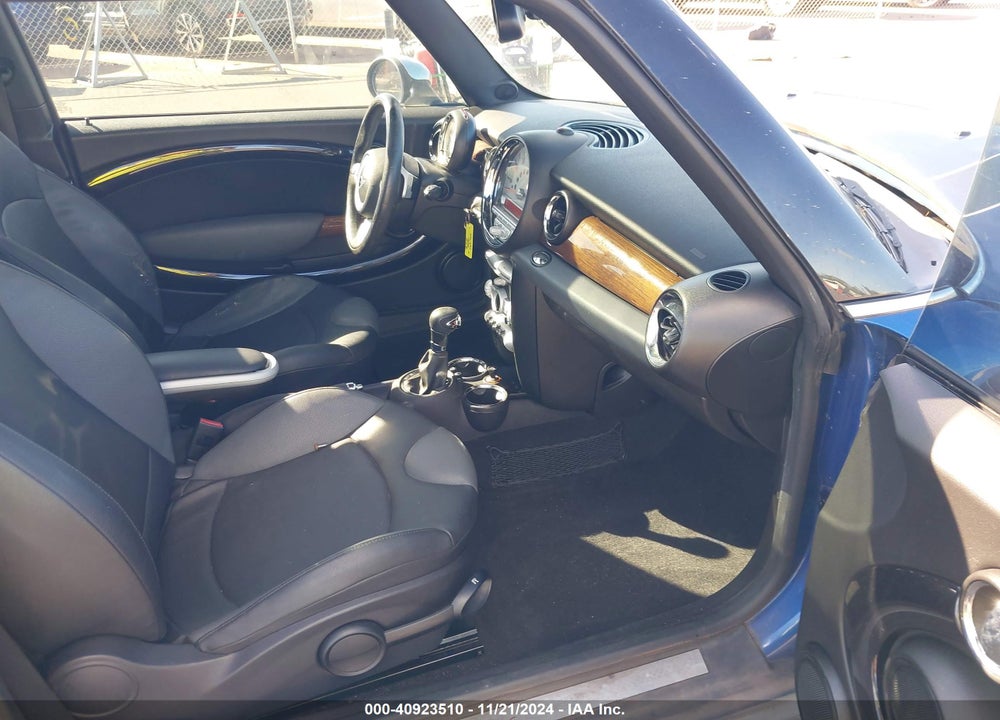 2008 MINI COOPER S VIN: WMWMF73548TV34061