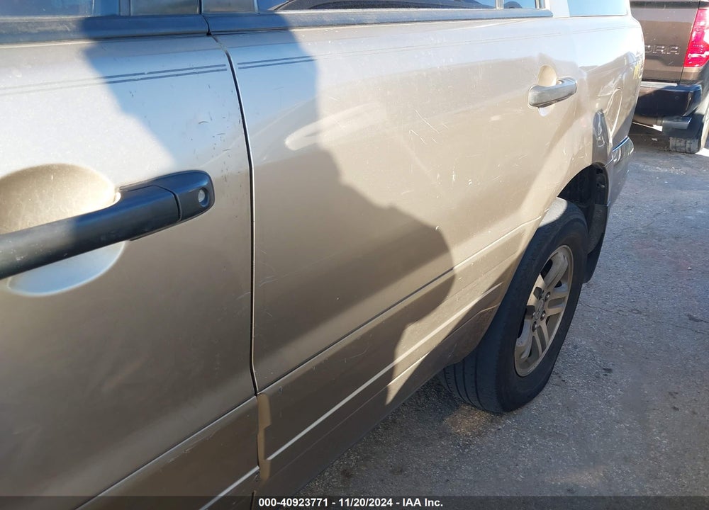 2005 HONDA PILOT EX-L VIN: 5FNYF18675B006466