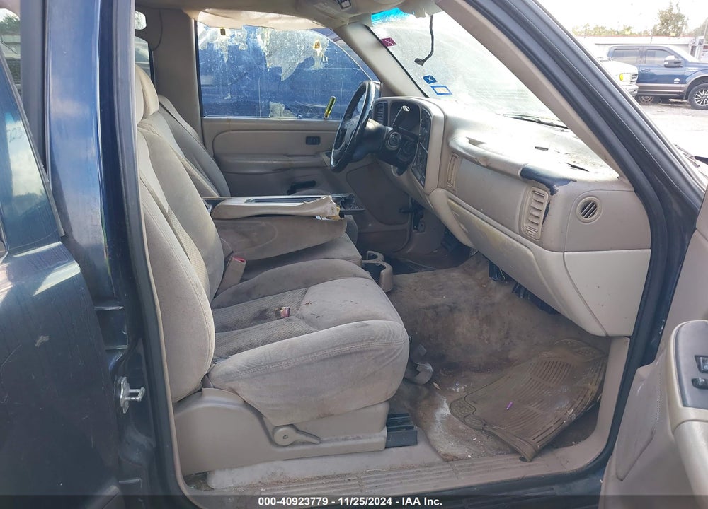2005 CHEVROLET TAHOE LS VIN: 1GNEC13V75R119281