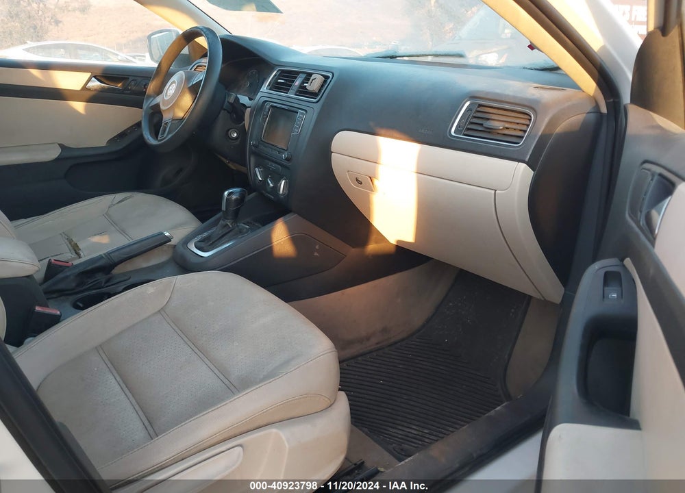 2011 VOLKSWAGEN JETTA 2.5L SE VIN: 3VWDX7AJ7BM304307