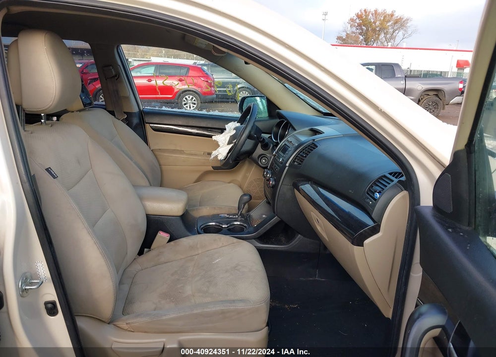 2011 KIA SORENTO LX V6 VIN: 5XYKTDA26BG110054