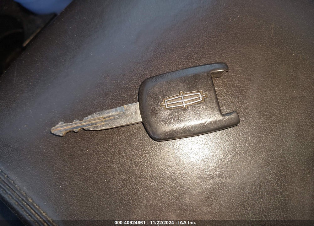 2007 LINCOLN TOWN CAR SIGNATURE VIN: 1LNHM81V67Y617782