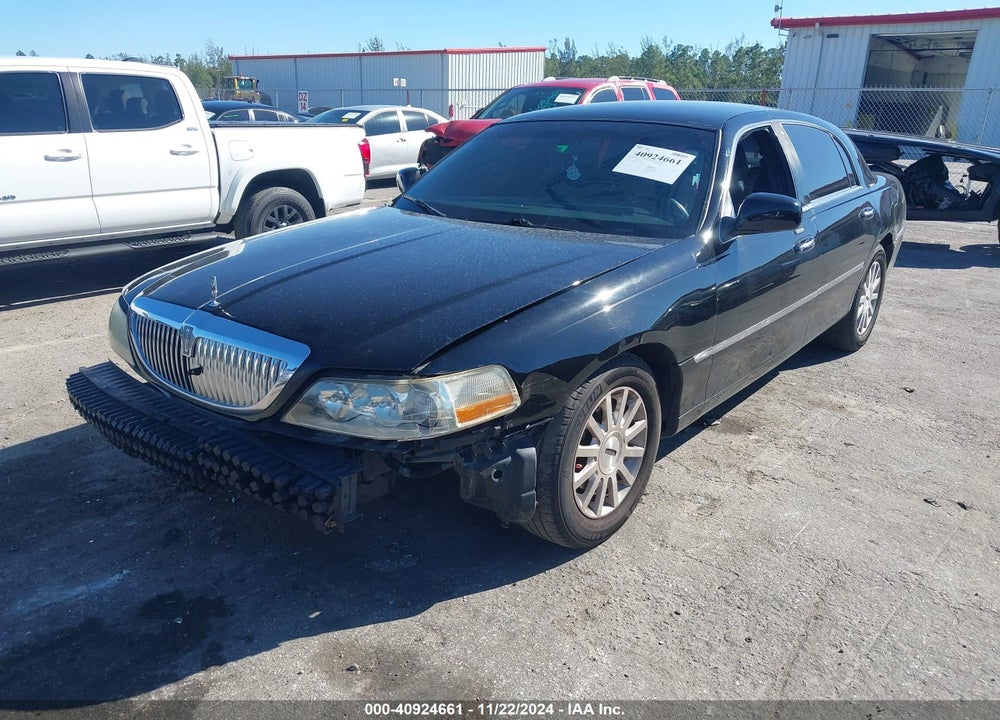 2007 LINCOLN TOWN CAR SIGNATURE VIN: 1LNHM81V67Y617782