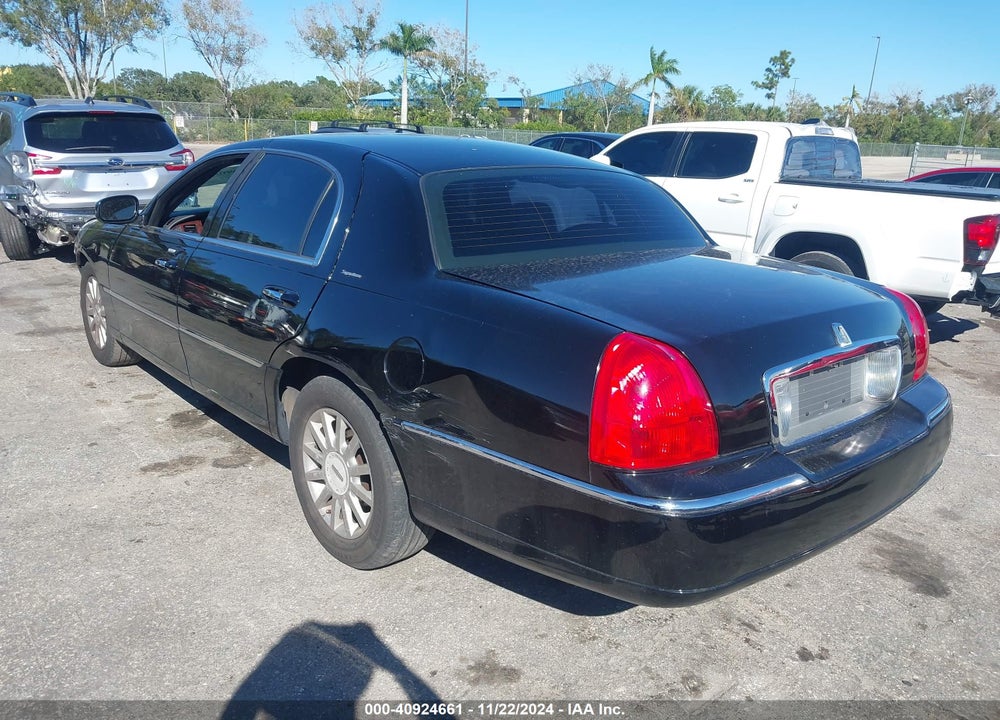 2007 LINCOLN TOWN CAR SIGNATURE VIN: 1LNHM81V67Y617782