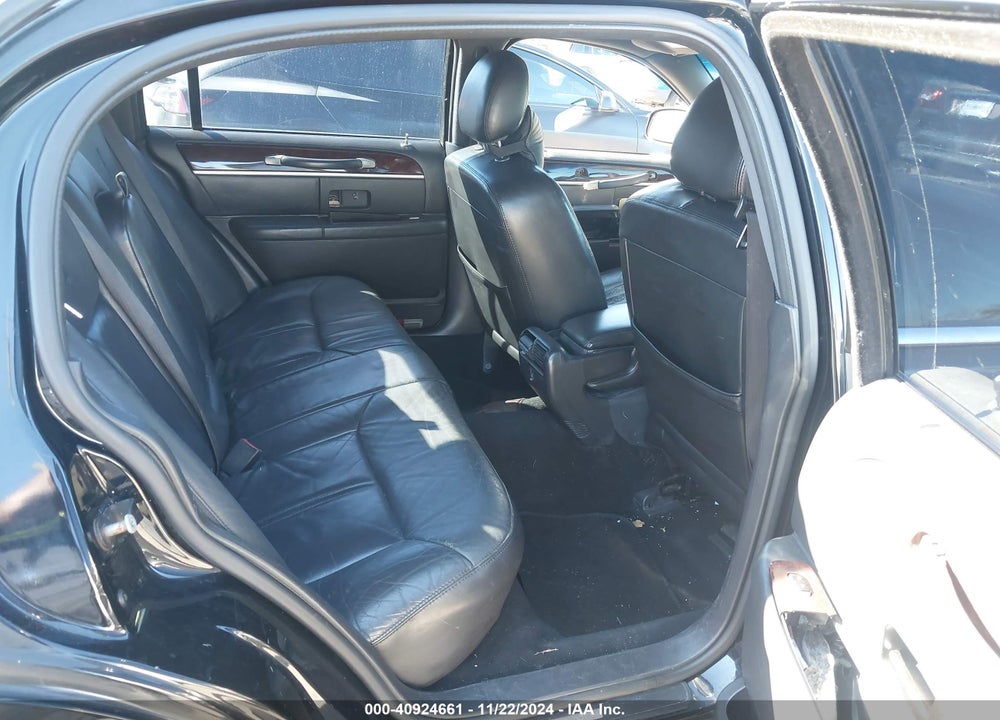 2007 LINCOLN TOWN CAR SIGNATURE VIN: 1LNHM81V67Y617782