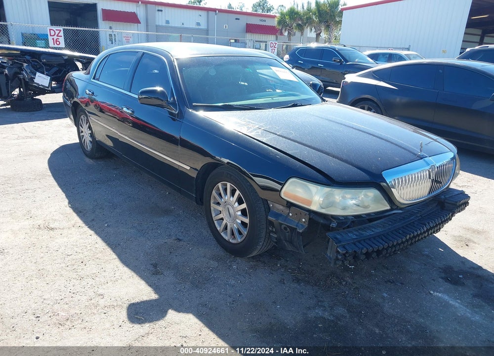 2007 LINCOLN TOWN CAR SIGNATURE VIN: 1LNHM81V67Y617782