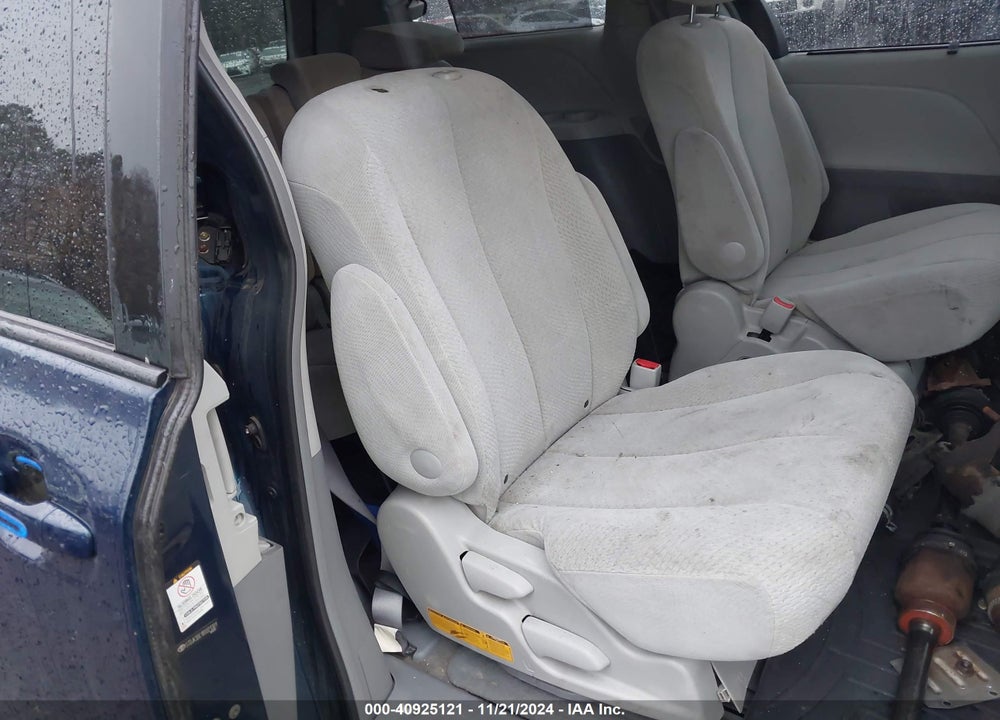2011 TOYOTA SIENNA LE VIN: 5TDJK3DC1BS021301