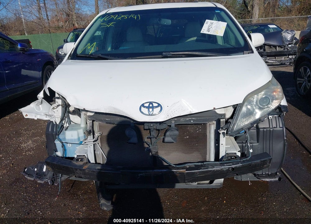 2013 TOYOTA SIENNA XLE V6 8 PASSENGER VIN: 5TDYK3DC0DS389101
