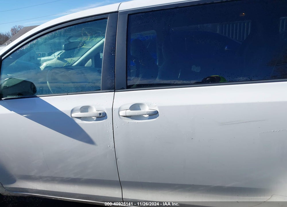 2013 TOYOTA SIENNA XLE V6 8 PASSENGER VIN: 5TDYK3DC0DS389101