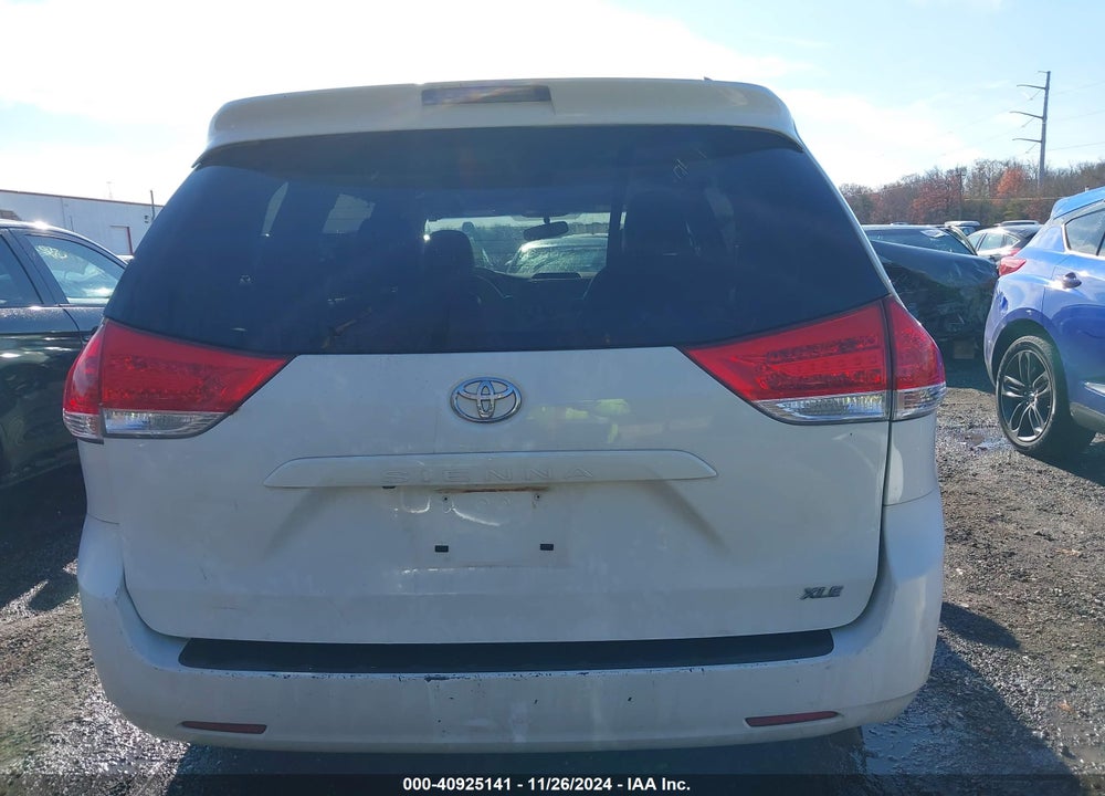 2013 TOYOTA SIENNA XLE V6 8 PASSENGER VIN: 5TDYK3DC0DS389101