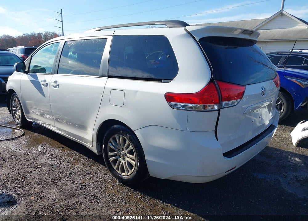 2013 TOYOTA SIENNA XLE V6 8 PASSENGER VIN: 5TDYK3DC0DS389101