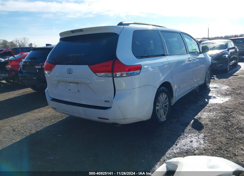 2013 TOYOTA SIENNA XLE V6 8 PASSENGER VIN: 5TDYK3DC0DS389101