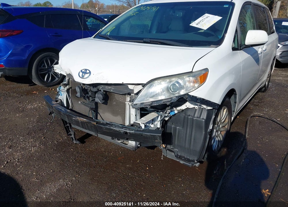 2013 TOYOTA SIENNA XLE V6 8 PASSENGER VIN: 5TDYK3DC0DS389101
