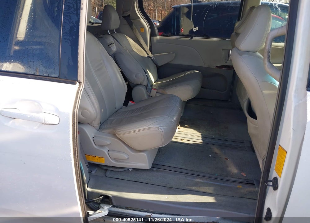 2013 TOYOTA SIENNA XLE V6 8 PASSENGER VIN: 5TDYK3DC0DS389101
