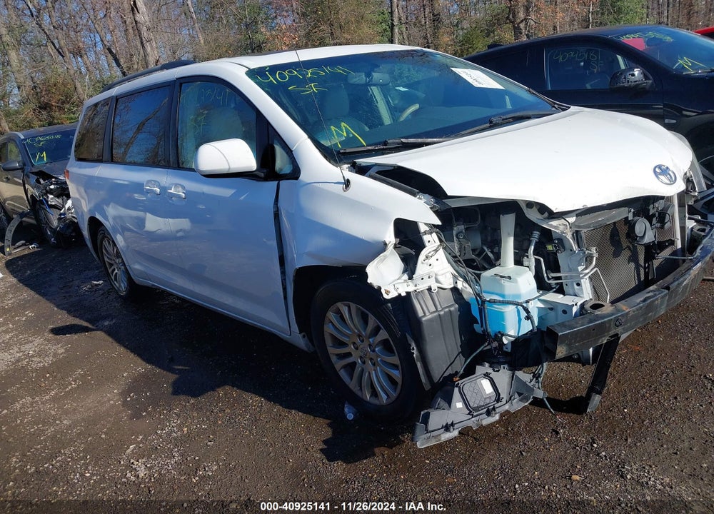 2013 TOYOTA SIENNA XLE V6 8 PASSENGER VIN: 5TDYK3DC0DS389101