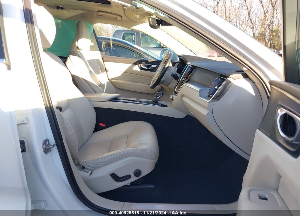 2019 VOLVO XC60 T5 MOMENTUM VIN: LYV102RK8KB381803