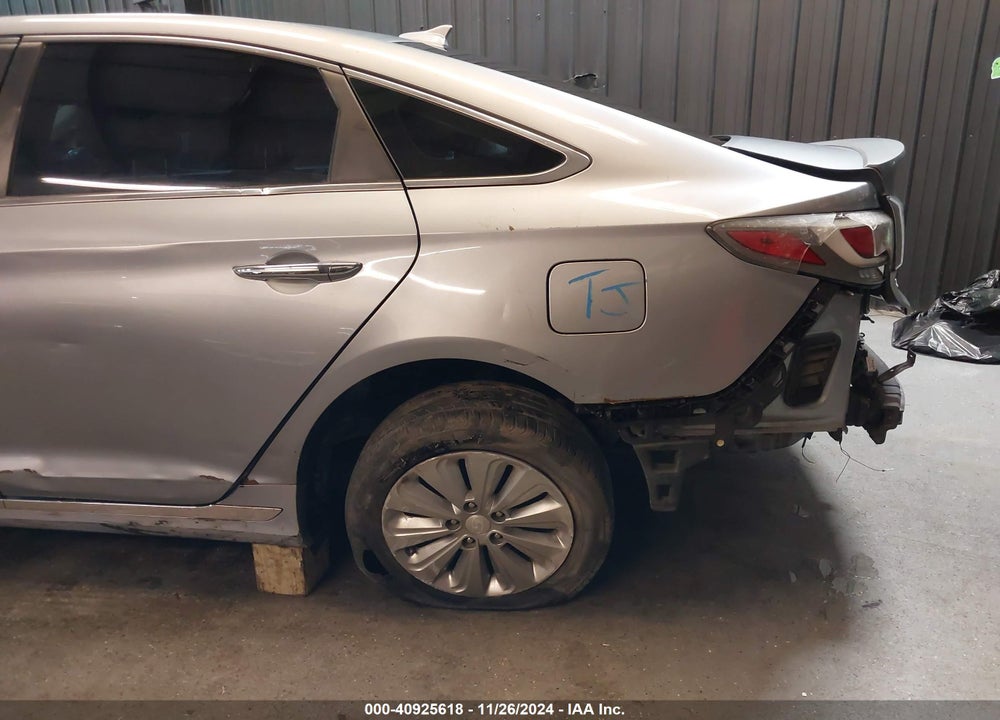2016 HYUNDAI SONATA HYBRID SE VIN: KMHE24L14GA027097