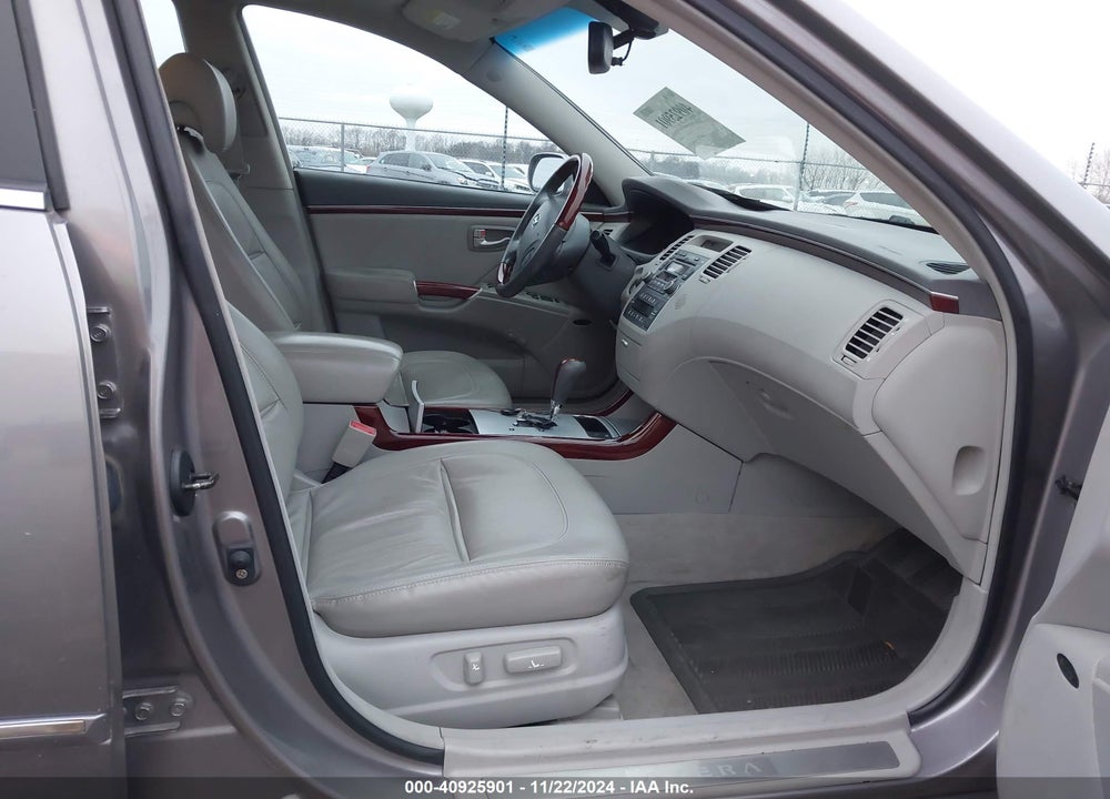 2006 HYUNDAI AZERA LIMITED/SE VIN: KMHFC46F46A057028