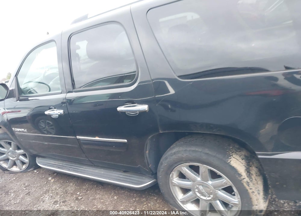 2008 GMC YUKON DENALI VIN: 1GKFK63828J226561