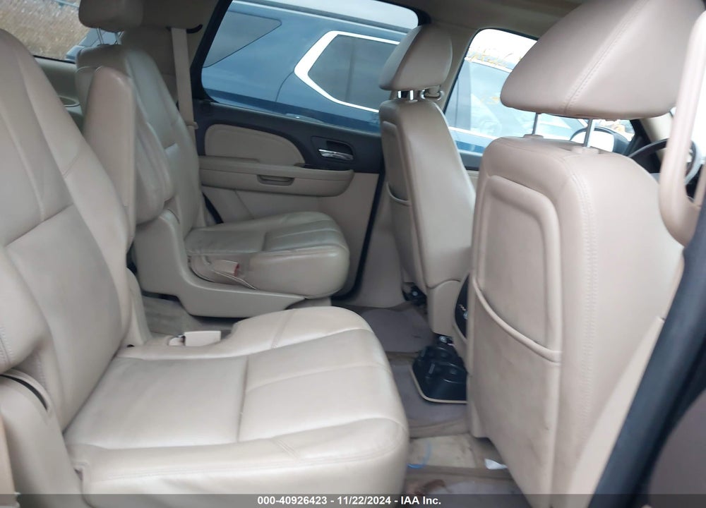2008 GMC YUKON DENALI VIN: 1GKFK63828J226561