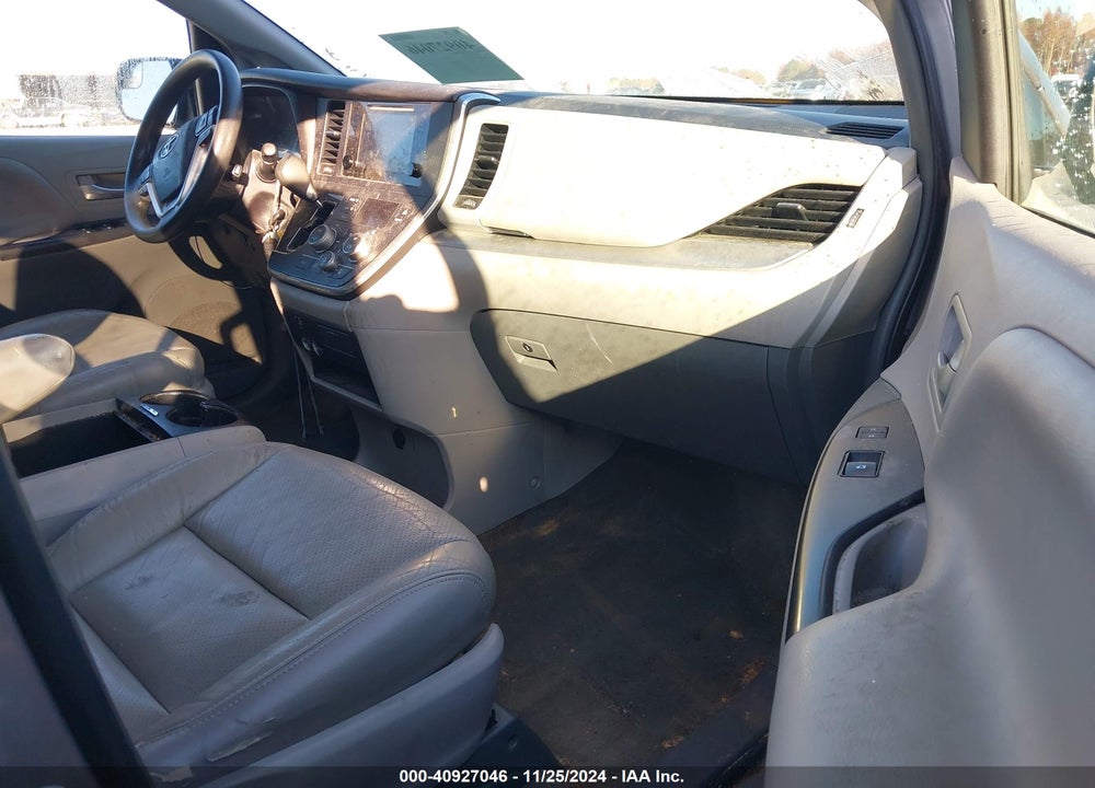 2017 TOYOTA SIENNA LE 8 PASSENGER VIN: 5TDKZ3DC7HS772606