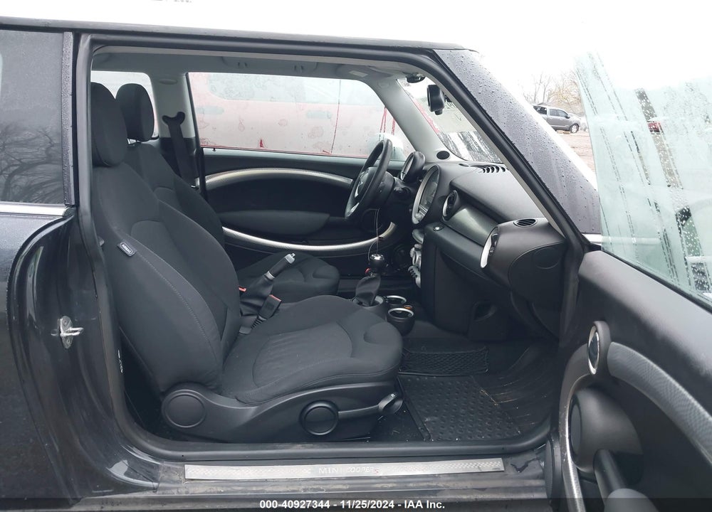 2008 MINI COOPER S VIN: WMWMF73568TT90917