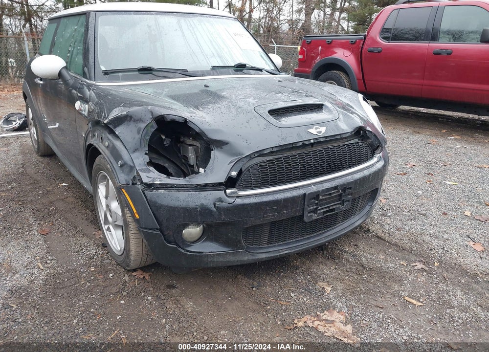 2008 MINI COOPER S VIN: WMWMF73568TT90917