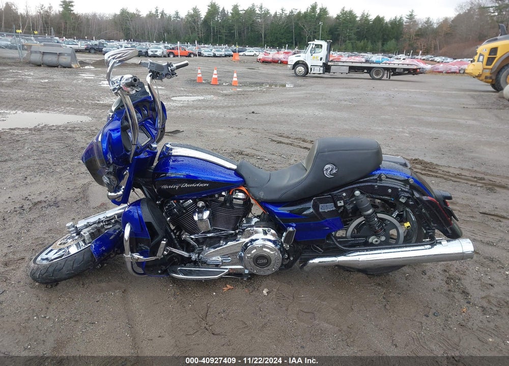 2017 HARLEY-DAVIDSON FLHXSE CVO STREET GLIDE VIN: 1HD1PXF18HB950047