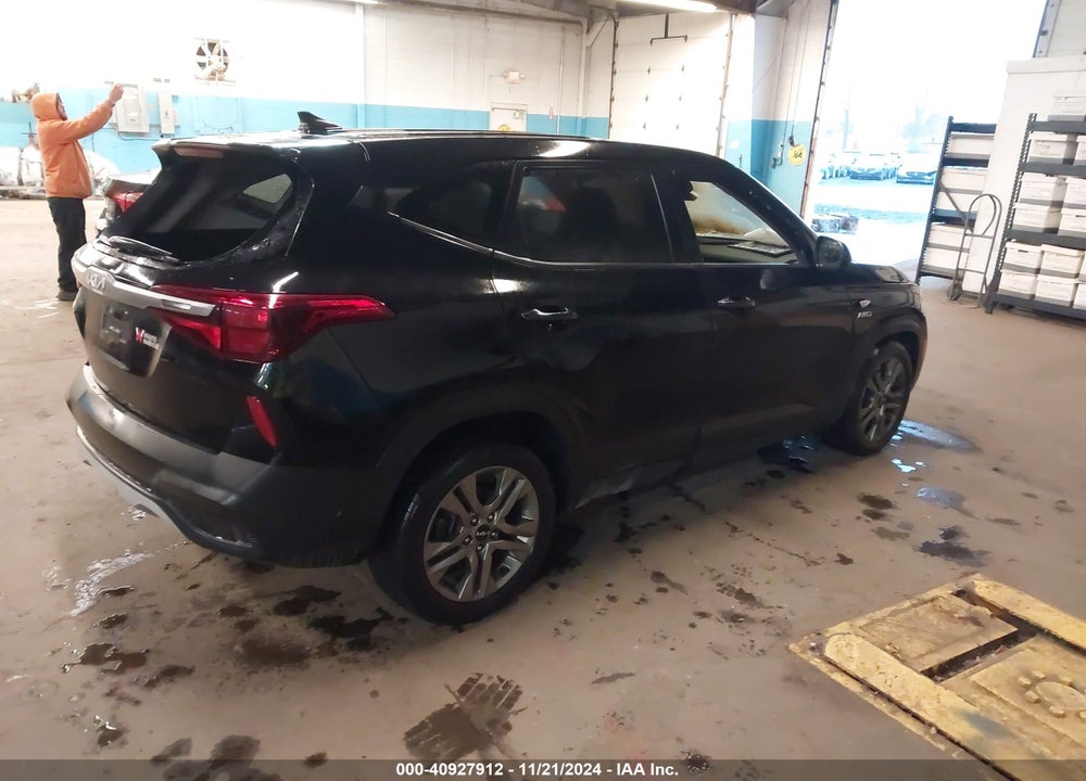 2022 KIA SELTOS LX VIN: KNDEPCAAXN7281832