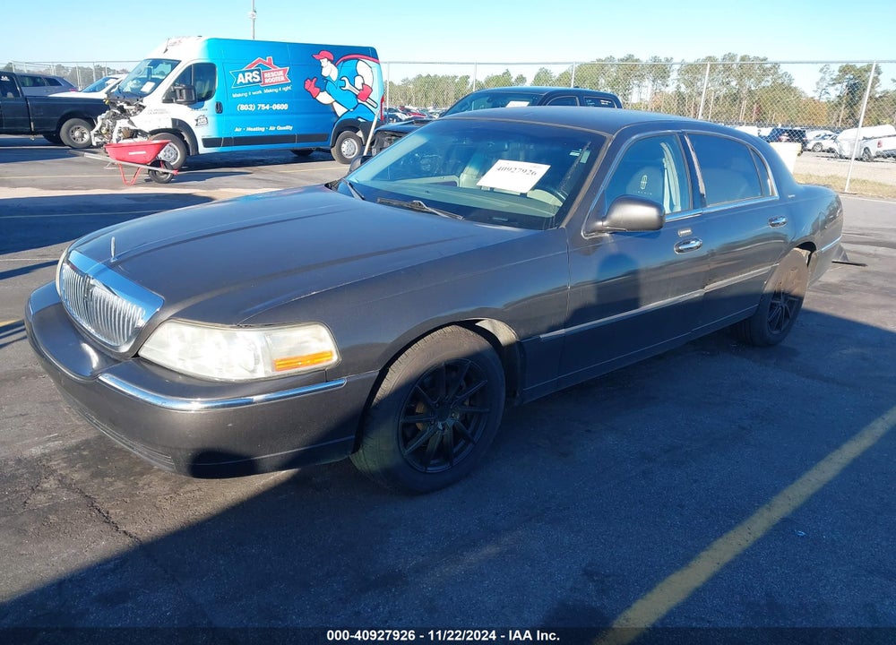 2005 LINCOLN TOWN CAR SIGNATURE VIN: 1LNHM81W05Y616066