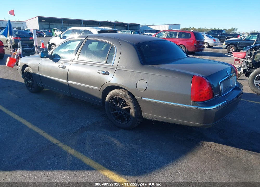 2005 LINCOLN TOWN CAR SIGNATURE VIN: 1LNHM81W05Y616066