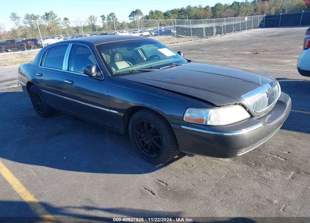 2005 LINCOLN TOWN CAR SIGNATURE VIN: 1LNHM81W05Y616066