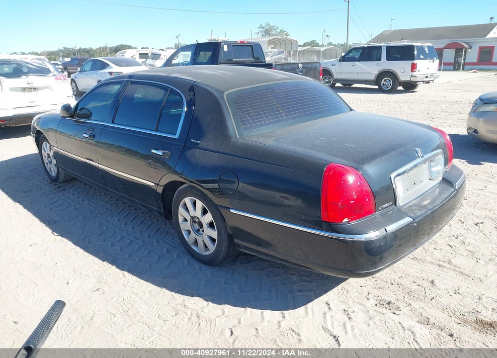 2005 LINCOLN TOWN CAR EXECUTIVE L VIN: 1LNHM84W55Y624532