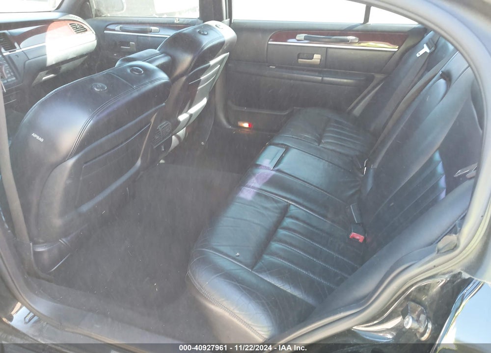 2005 LINCOLN TOWN CAR EXECUTIVE L VIN: 1LNHM84W55Y624532