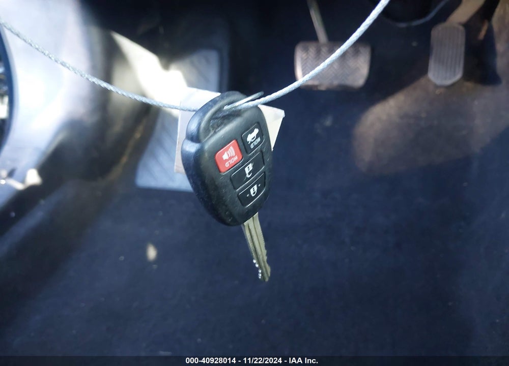2018 TOYOTA COROLLA LE VIN: 5YFBURHE7JP759365
