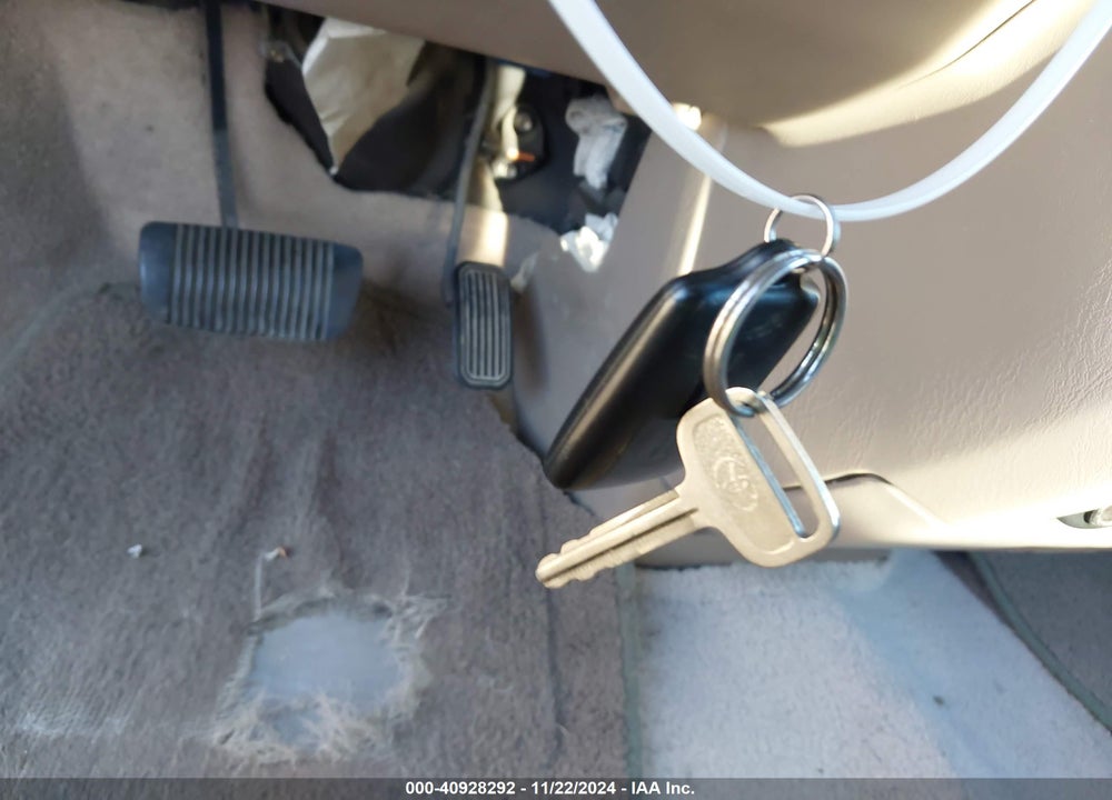 1998 TOYOTA SIENNA XLE VIN: 4T3ZF13C3WU011435