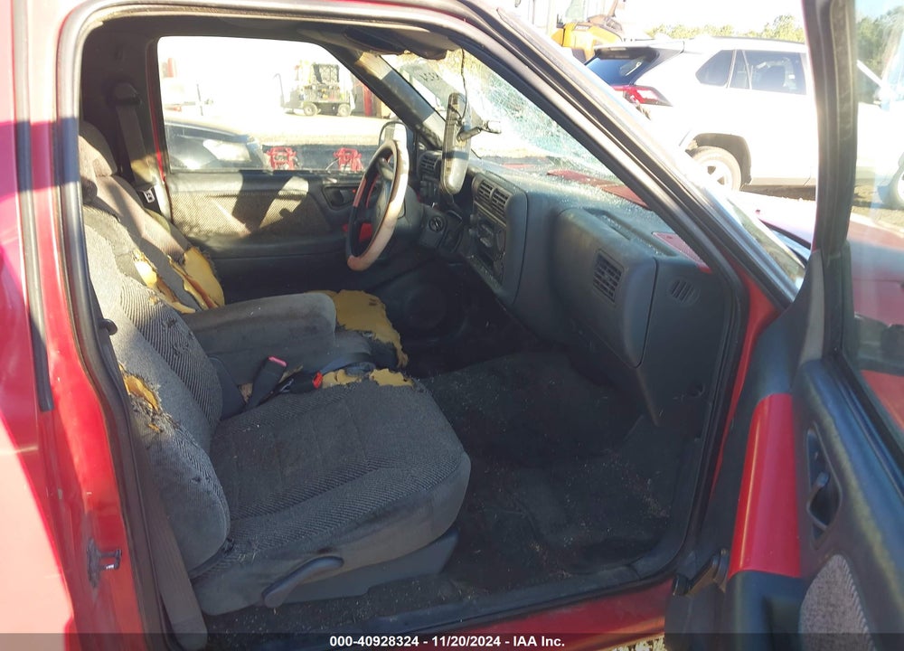 1997 CHEVROLET S-10 LS FLEETSIDE VIN: 1GCCS144XV8208079